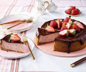 آموزش آشپزی؛ طرز تهیه چیزکیک توت فرنگی