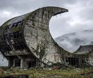 معماری خلاقانه؛ خونه از هلال ماه فقط اسمشو داشت تعمیرش کردن با نورافشانی خود ماه شد