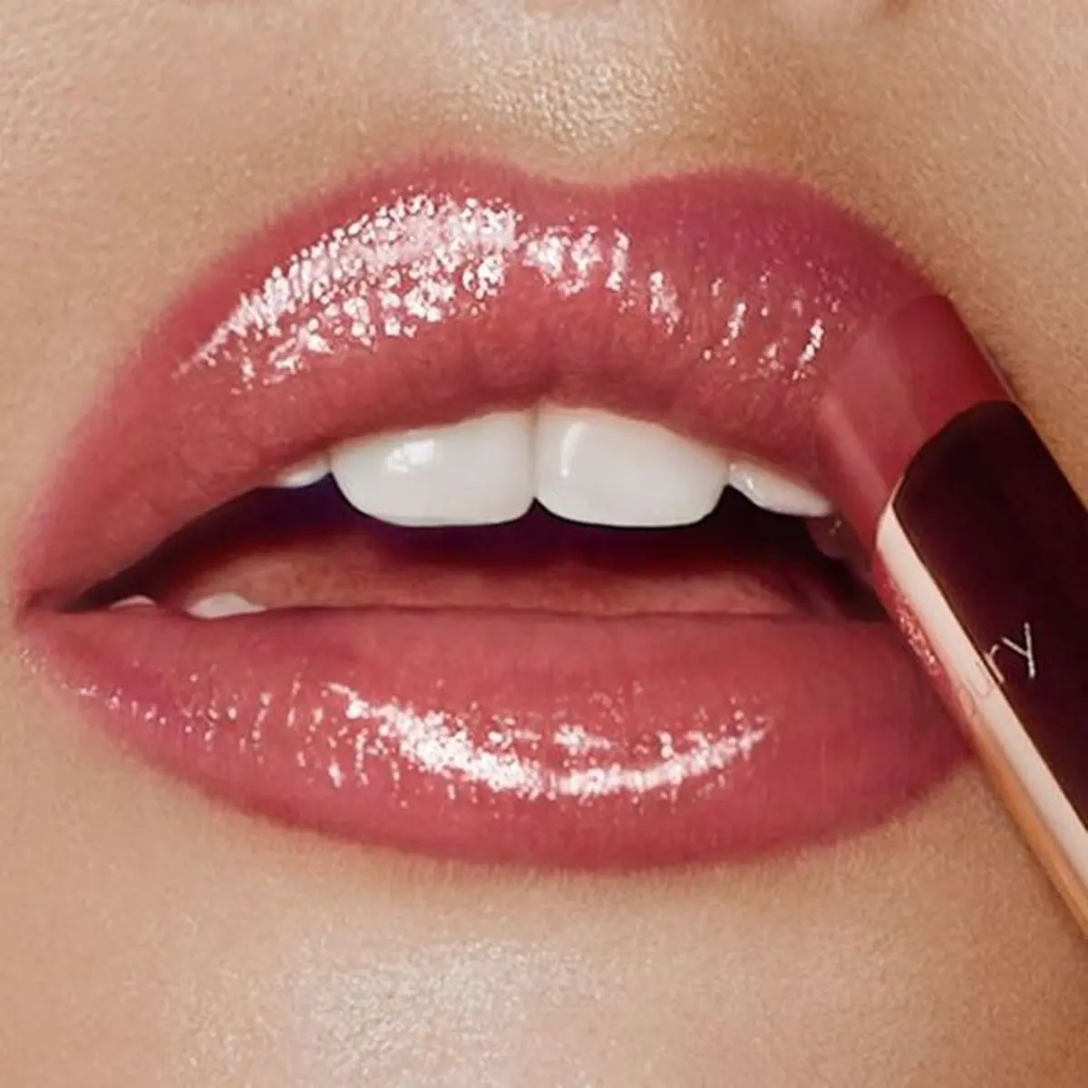 glossy-lipstick-model-2