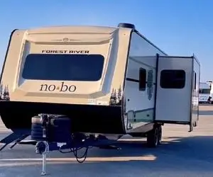 معماری خلاقانه؛ کمپر ساختن از قصر ملکه انگلیس مجهزتر با اتاق خواب، سرویس و نشیمن توپ