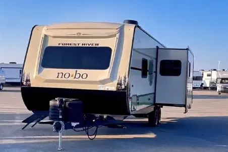 معماری خلاقانه؛ کمپر ساختن از قصر ملکه انگلیس مجهزتر با اتاق خواب، سرویس و نشیمن توپ