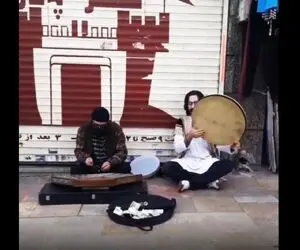 آواز خیابانی؛ ببینید بند زهیچ با اون لباس و استایل خاصشون چه آهنگ گوش نوازی میزنن