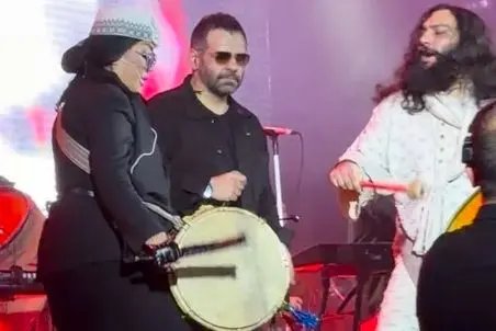 آواز قدغن؛ پایکوبی و نوازندگی بانوی هنرمند در کنسرتی که انگاری انرژیش خیلی بالاست