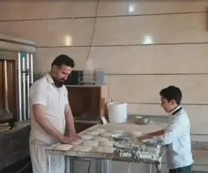 آواز ملکوتی؛ پسر خوش سیما با صوت و لحن گیرا پای تنور بربری چه دلنشین خوند