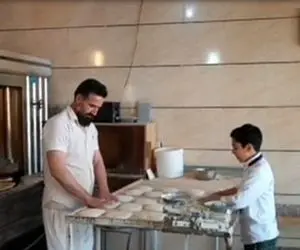 آواز ملکوتی؛ پسر خوش سیما با صوت و لحن گیرا پای تنور بربری چه دلنشین خوند