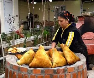 غذای لقمه ای ؛ ساموسای معروف ازبکستان که یجور پیراشکی گوشته و روستایی ها عالی می پزنش