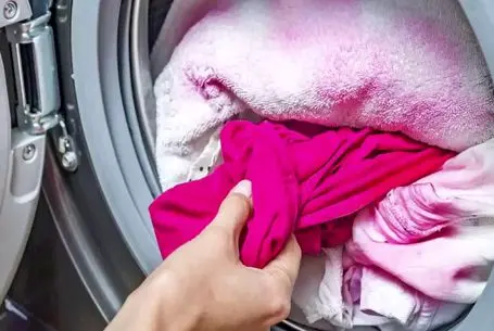 ترفندهای خانه داری؛ با لباس رنگ گرفته چکار کنیم؟