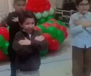 آواز بهشتی؛ پسر بچه برای مادرش با اشک و هق هق پیش دوستاش میخونه 