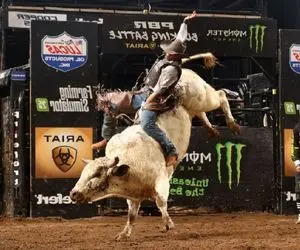 تاخت و تازهای خونین؛ گاو عصیانگر وسط بازی گاوچرونو کوبید به زمین ستون فقراتش شکست