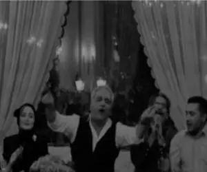 آواز احساسی؛ مدیری تو جمع واسه نو عروسش اگه پیغوم بده دوسم نداره میخونه بنازم صداشو