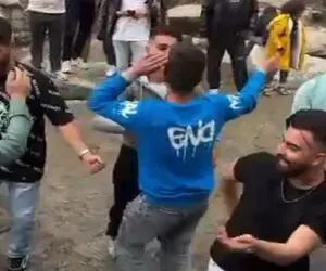 آواز شاد؛ حرکات موزون و شلخته این پسرا ته خندس مخصوصا اون پیرهن آبینه با اداهاش