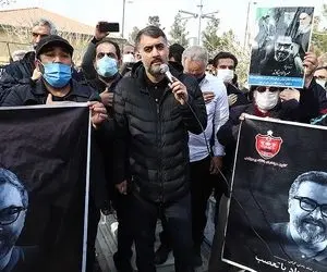 (عکس) مداح معروف در مراسم تدفین «مهرداد میناوند»