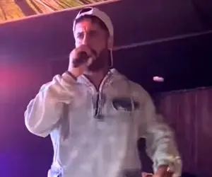 آواز شاد؛ خواننده آهنگ ترند تو خوشگل منی طرفدار خوش فیسشو در آغوش گرفت با هم خوندن