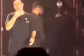 آواز احساسی؛ جیمی جامپ تو کنسرت محسن یگانه پسره مثل یوزپلنگ پرید رو استیج