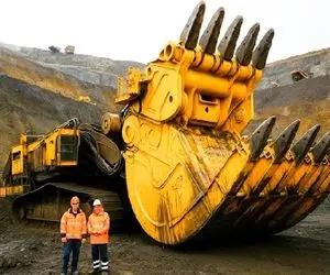 ابزارآلات غول پیکر؛ اپراتور بیل مکانیکی چنگک غول نصبید کار ده روز تو یه روز جمع کنه