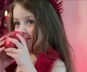 آواز قدیمی؛ دختر کوچولو با لباس قرمز عین یاقوت میدرخشه و با آهنگ سنتی چه ادایی میاد