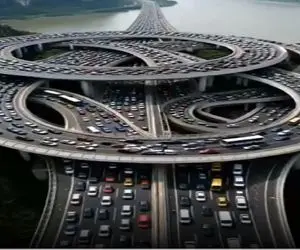 معماری خلاقانه؛ پل ساختن هزارتو از کل شهر میرسن بهش مثل مورچه پخش میشن هر کی سی خودش