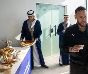 هدیه ویژه دختر ایرانی برای نیمار در فرودگاه امام خمینی (ره)