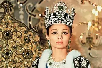 سفر به ایام قدیم سال 1357؛ غواصی فرح دیبا در سواحل کیش با لباس غواصی