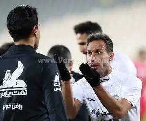 پرسپولیس در بازی با ذوب آهن از داوری سود برد؟