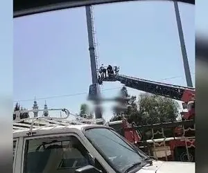 صحنه خودکشی مرد قمی از بالای آنتن مخابراتی / فیلم