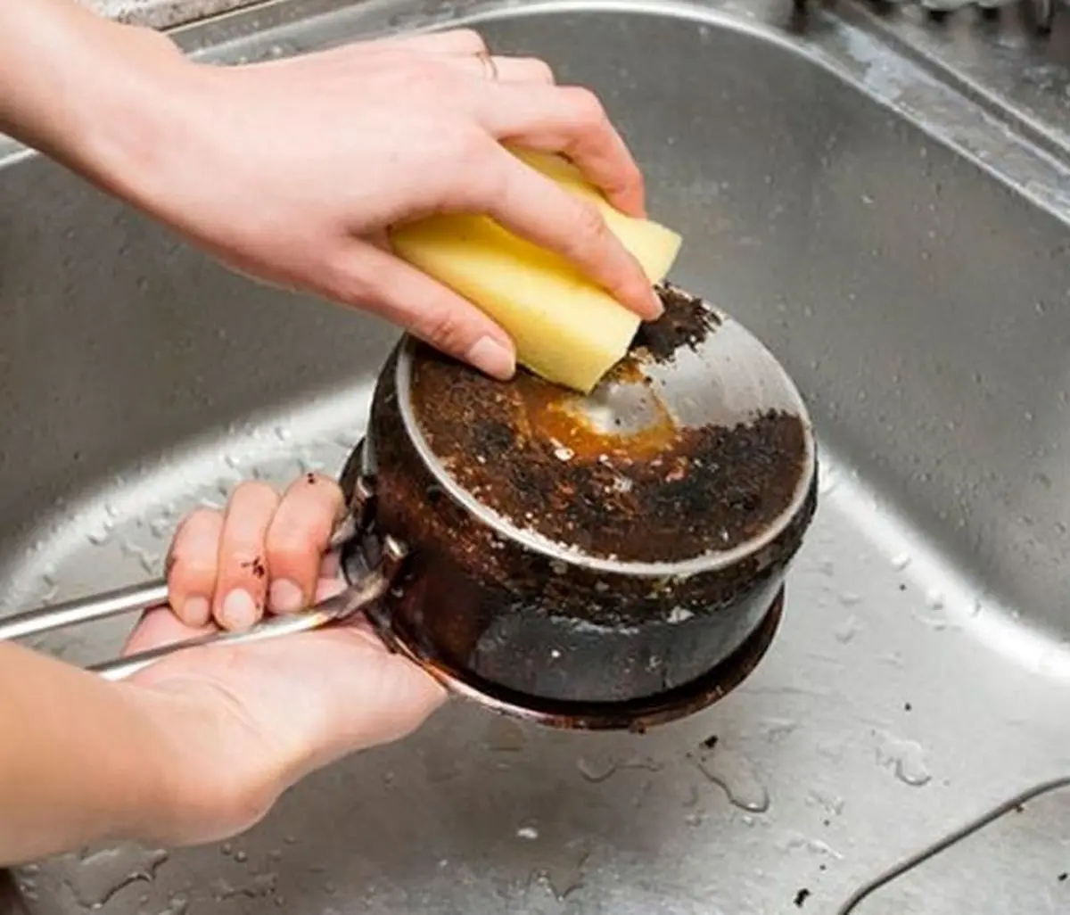 ترفند رفع سیاهی زیر و دور قابلمه با سس کچاپ؛ فقط ۱۰ دقیقه بهش زمان بده معجزه شو ببین