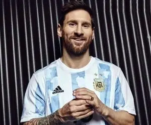 لیونل مسی واکسن چینی می‌زند