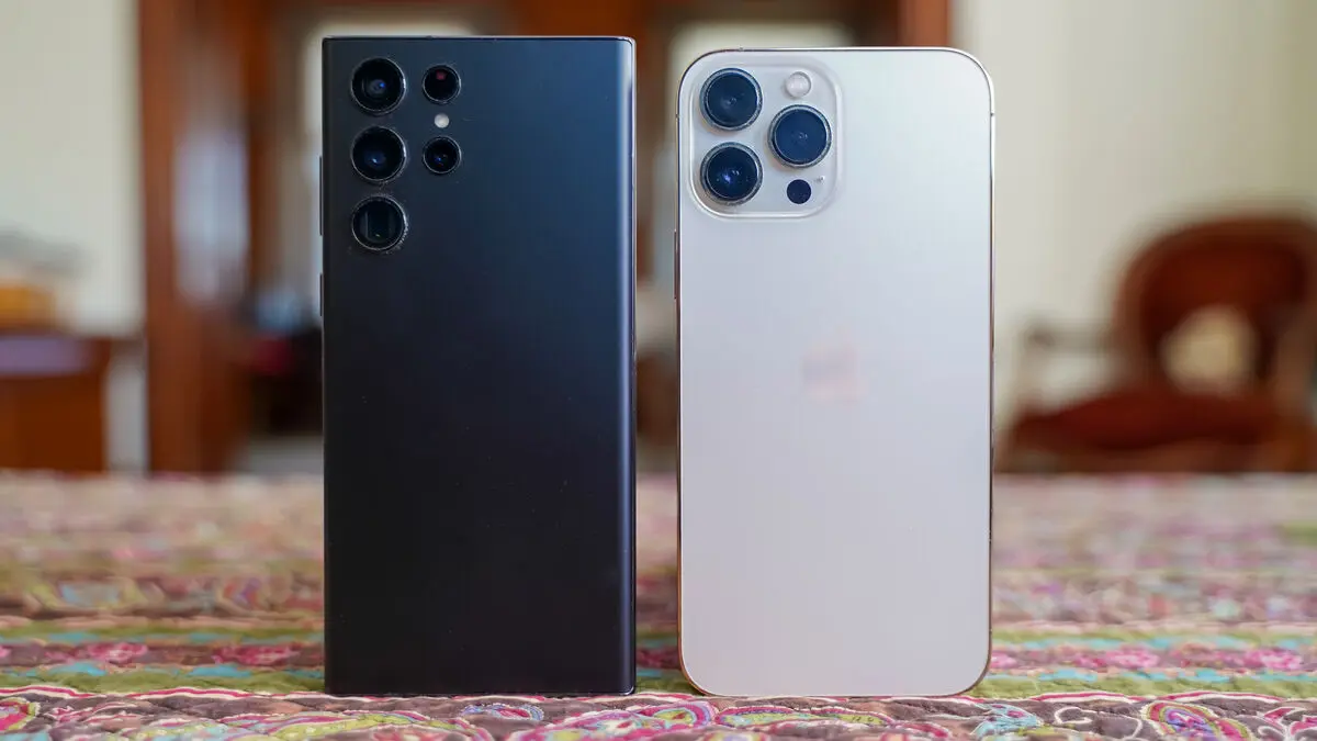 Samsung-Galaxy-S22-Ultra-vs-Apple-iPhone-13-Pro-Max