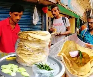 غذای خیابانی؛ ببینید این جوان اهل کلکته چجور تخم مرغ و مخلفات جذاب رو لقمه پیچ می کنه