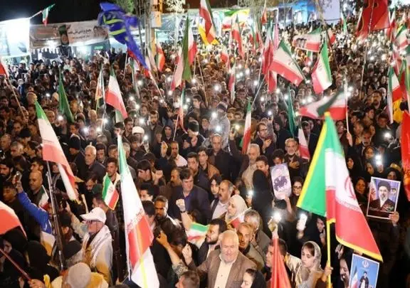 آواز حماسی؛ جمعیت جوری تو خیابون بزن که خوب میزنی خوندن خون تو رگای آدم میجوشه از شور