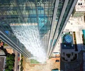 معماری خلاقانه؛ آسمون خراش ساختن پنت هاوس تو ابرها داره از وسط طبقاتش آبشار داره