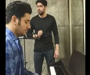 آواز دلی؛ ببینید آقاهه چطور با عشق و احساس آهنگ عطر نفس های شماست رو میخونه