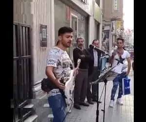 آواز خیابانی؛ ببینید  پسر جوونه چه دلبرانه آهنگ بیا پیش دلم هوروش بند و میخونه!