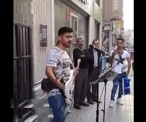 آواز خیابانی؛ ببینید  پسر جوونه چه دلبرانه آهنگ بیا پیش دلم هوروش بند و میخونه!