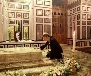 سفر به ایام قدیم؛ فرح با حرکت های اغراق کننده سرمزار محمدرضا پهلوی