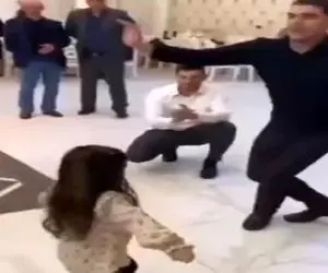 آواز شاد؛ ببینید این دختر کوچولو وسط مجلس چه هماهنگ با باباش میرقصه و دلبری میکنه