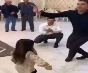 آواز شاد؛ ببینید این دختر کوچولو وسط مجلس چه هماهنگ با باباش میرقصه و دلبری میکنه