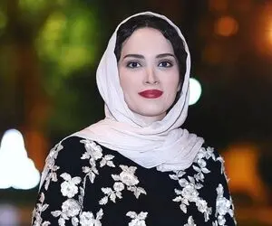 کویر گردی خانم بازیگر / با لباس های سبزو گردنبند قطور تو کویر قهوه ای چه دلبری میکنه