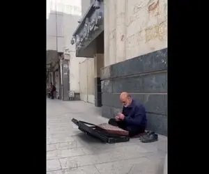آواز خیابانی؛ ریش سفیدی رو ببییند که کفشاشو درورده و چه گوش نواز سنتور میزنه!