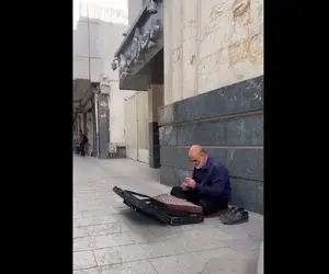 آواز خیابانی؛ ریش سفیدی رو ببییند که کفشاشو درورده و چه گوش نواز سنتور میزنه!