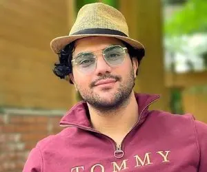 سینا مهراد با ماشین میلیاردی و تیپ دختر کش در کیش! | عکس