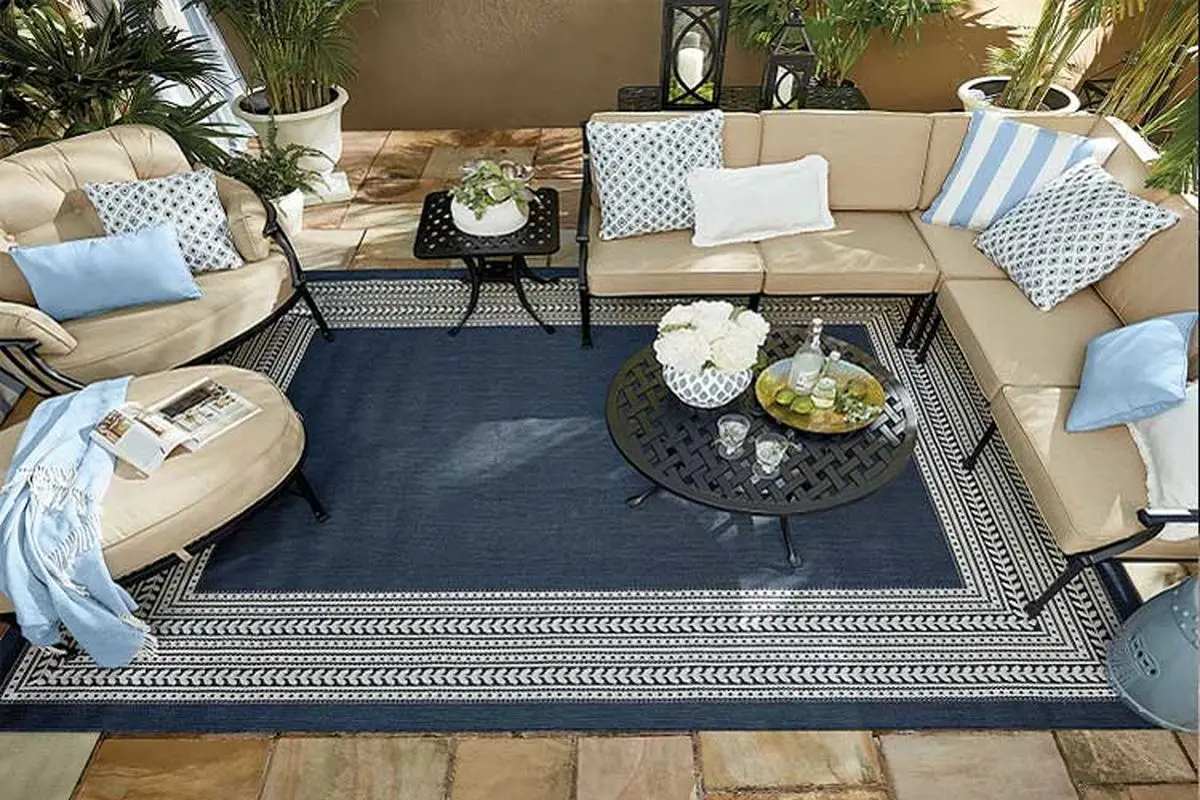 How-to-match-the-blue-carpet-with-the-wall-and-curtains