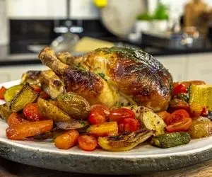 طرز تهیه مرغ شکم پر خوشمزه و خوشگل؛ چه کار کنیم که مرغ خشک نشه؟