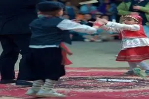 آواز شاد؛ خواهر و برادر جوری با رقصشون مجلسو دست گرفتن فیلمبردار چشم ازشون برنمیداره