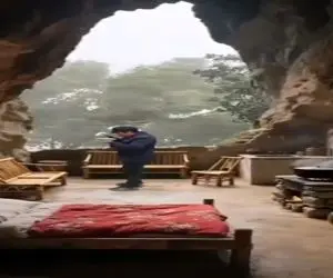 معماری خلاقانه؛ یارو خونه ساخته تو غار بیرون طوفانه داره درختو از جا میکنه این ریلکسه