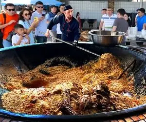 غذای ازبکی؛ پلو عظیم معروف تاکشند که تو یه قابلمه برای 3000 نفر گوشت لاپلو می پزن