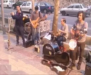 آواز خیابانی؛ ببینید این بند با چه تجهیزاتی تو خیابون آهنگ به من بگو بی وفا رو میخونن