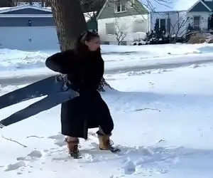 معماری طبیعت؛ انقد هوا سرده که شلوارش یخ زده مثل نیزه پرتش میکنه فرو میره تو زمین