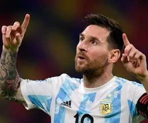 حرکت عجیب یک تماشاگر در بازی آرژانتین و جامائیکا ؛ جادوی مسی!