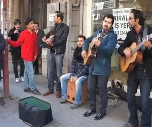 آواز خیابانی؛ ببینید بخاطر اجرای آهنگ دل دیوانه ملت مثل مور و ملخ ریختن و کف میزنن!